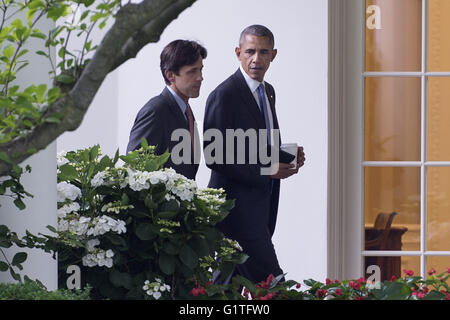 Washington, District Of Columbia, USA. 18. Mai 2016. United States President Barack Obama (R) und David Simas (L), Assistent des Präsidenten und Direktor des Büros für politische Strategie und Outreach, Spaziergang außerhalb des Oval Office des weißen Hauses in Washington, DC, USA, 18 Mai 2016.Credit: Michael Reynolds/Pool über CNP Credit: Michael Reynolds/CNP/ZUMA Draht/Alamy Live News Stockfoto