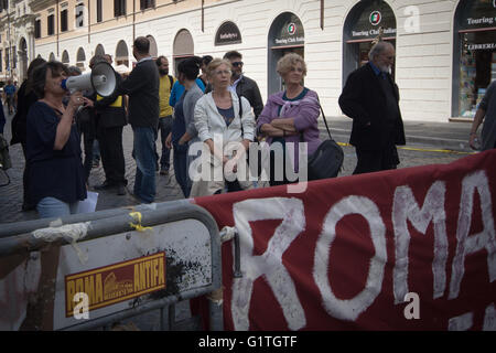 Rom, Italien. 18. Mai 2016. Ein Moment der Sit-in in Rom. Der Ausschuss "Mütter für Rom, offene Stadt", aus Protest außerhalb der Präfektur für die Aufhebung der Homosexuellenvereinigung Veranstaltung geplant. Unter ihnen Stefania Zuccari Mutter von Renato Biagetti von Faschisten 27. August 2006 in Focene getötet. © Andrea Ronchini/Pacific Press/Alamy Live-Nachrichten Stockfoto