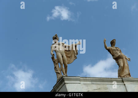 Athen, Griechenland. 18. Mai 2016. Statuen auf dem Dach des Archäologischen Nationalmuseums. Die weltweite Gemeinschaft von Museen feiern Internationalen Museumstag am und rund um 18 Mai. Griechischen Museen an der weltweiten Feier teilnehmen und bieten freien Eintritt ganztägig. Bildnachweis: Panayotis Tzamaros/Pacific Press/Alamy Live-Nachrichten Stockfoto