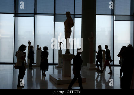 Athen, Griechenland. 18. Mai 2016. Besucher in der Halle mit antiken griechischen Skulpturen in Athen Akropolis-Museum. Die weltweite Gemeinschaft von Museen feiern Internationalen Museumstag am und rund um 18 Mai. Griechischen Museen an der weltweiten Feier teilnehmen und bieten freien Eintritt ganztägig. Bildnachweis: Panayotis Tzamaros/Pacific Press/Alamy Live-Nachrichten Stockfoto