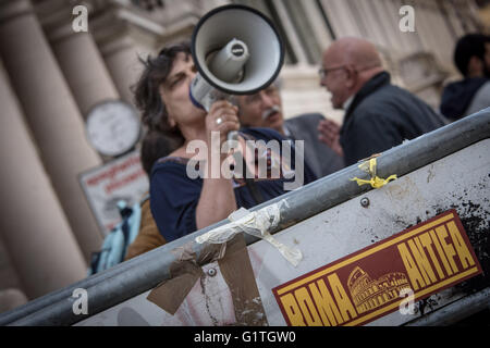 Rom, Italien. 18. Mai 2016. Ein Moment der Sit-in in Rom. Der Ausschuss "Mütter für Rom, offene Stadt", aus Protest außerhalb der Präfektur für die Aufhebung der Homosexuellenvereinigung Veranstaltung geplant. Unter ihnen Stefania Zuccari Mutter von Renato Biagetti von Faschisten 27. August 2006 in Focene getötet. © Andrea Ronchini/Pacific Press/Alamy Live-Nachrichten Stockfoto