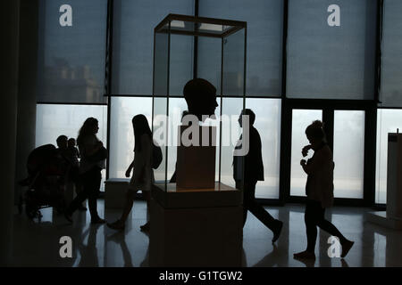 Athen, Griechenland. 18. Mai 2016. Besucher im Athen Akropolis-Museum. Die weltweite Gemeinschaft von Museen feiern Internationalen Museumstag am und rund um 18 Mai. Griechischen Museen an der weltweiten Feier teilnehmen und bieten freien Eintritt ganztägig. Bildnachweis: Panayotis Tzamaros/Pacific Press/Alamy Live-Nachrichten Stockfoto