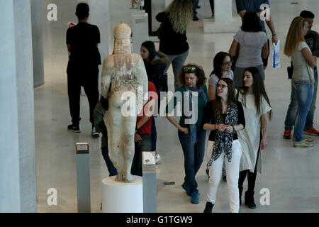 Athen, Griechenland. 18. Mai 2016. Besucher in der Halle mit antiken griechischen Skulpturen in Athen Akropolis-Museum. Die weltweite Gemeinschaft von Museen feiern Internationalen Museumstag am und rund um 18 Mai. Griechischen Museen an der weltweiten Feier teilnehmen und bieten freien Eintritt ganztägig. Bildnachweis: Panayotis Tzamaros/Pacific Press/Alamy Live-Nachrichten Stockfoto