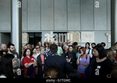 Athen, Griechenland. 18. Mai 2016. Besucher von Athen Akropolis-Museum, in der ständigen Ausstellung der Parthenon-Skulpturen. Die weltweite Gemeinschaft von Museen feiern Internationalen Museumstag am und rund um 18 Mai. Griechischen Museen an der weltweiten Feier teilnehmen und bieten freien Eintritt ganztägig. Bildnachweis: Panayotis Tzamaros/Pacific Press/Alamy Live-Nachrichten Stockfoto