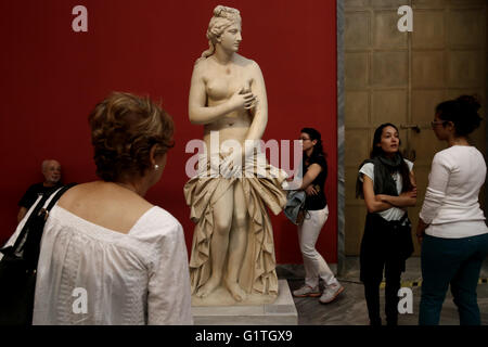 Athen, Griechenland. 18. Mai 2016. Besucher schauen Sie sich eine weibliche Statue an das Nationale Archäologische Museum. Die weltweite Gemeinschaft von Museen feiern Internationalen Museumstag am und rund um 18 Mai. Griechischen Museen an der weltweiten Feier teilnehmen und bieten freien Eintritt ganztägig. Bildnachweis: Panayotis Tzamaros/Pacific Press/Alamy Live-Nachrichten Stockfoto