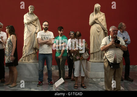 Athen, Griechenland. 18. Mai 2016. Touristen und Athener im nationalen archäologischen Museum. Die weltweite Gemeinschaft von Museen feiern Internationalen Museumstag am und rund um 18 Mai. Griechischen Museen an der weltweiten Feier teilnehmen und bieten freien Eintritt ganztägig. Bildnachweis: Panayotis Tzamaros/Pacific Press/Alamy Live-Nachrichten Stockfoto