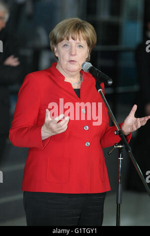 Köln, Deutschland. 18. Mai 2016. Bundeskanzlerin Merkel beim Besuch der europäischen Astronauten-Trainingszentrum. © Maik Boenisch/Pacific Press/Alamy Live-Nachrichten Stockfoto