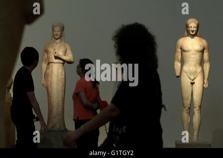 Athen, Griechenland. 18. Mai 2016. Touristen im vorderen antiken Skulptur an das Nationale Archäologische Museum. Die weltweite Gemeinschaft von Museen feiern Internationalen Museumstag am und rund um 18 Mai. Griechischen Museen an der weltweiten Feier teilnehmen und bieten freien Eintritt ganztägig. Bildnachweis: Panayotis Tzamaros/Pacific Press/Alamy Live-Nachrichten Stockfoto