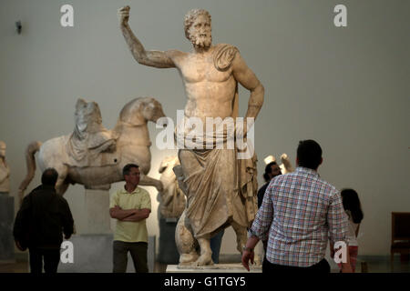 Athen, Griechenland. 18. Mai 2016. Besucher zu den Dauerausstellungen der antiken Skulptur an das Nationale Archäologische Museum. Die weltweite Gemeinschaft von Museen feiern Internationalen Museumstag am und rund um 18 Mai. Griechischen Museen an der weltweiten Feier teilnehmen und bieten freien Eintritt ganztägig. Bildnachweis: Panayotis Tzamaros/Pacific Press/Alamy Live-Nachrichten Stockfoto