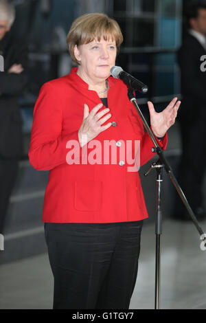 Köln, Deutschland. 18. Mai 2016. Bundeskanzlerin Merkel beim Besuch der europäischen Astronauten-Trainingszentrum. © Maik Boenisch/Pacific Press/Alamy Live-Nachrichten Stockfoto