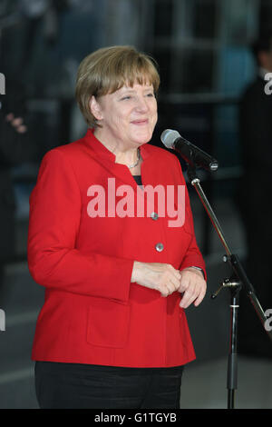 Köln, Deutschland. 18. Mai 2016. Bundeskanzlerin Merkel beim Besuch der europäischen Astronauten-Trainingszentrum. © Maik Boenisch/Pacific Press/Alamy Live-Nachrichten Stockfoto