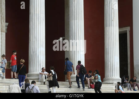 Athen, Griechenland. 18. Mai 2016. Besucher betreten an das Nationale Archäologische Museum. Die weltweite Gemeinschaft von Museen feiern Internationalen Museumstag am und rund um 18 Mai. Griechischen Museen an der weltweiten Feier teilnehmen und bieten freien Eintritt ganztägig. Bildnachweis: Panayotis Tzamaros/Pacific Press/Alamy Live-Nachrichten Stockfoto