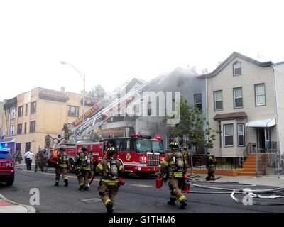 Jersey City. N.J. USA. 18. Mai 2016. -3 alarm Feuer ausbricht bei 410 Westseite Ave in Jersey City, New Jersey. Bildnachweis: Mark Apollo/Alamy Live-Nachrichten Stockfoto