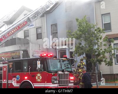 Jersey City. N.J. USA. 18. Mai 2016. -3 alarm Feuer ausbricht bei 410 Westseite Ave in Jersey City, New Jersey. Bildnachweis: Mark Apollo/Alamy Live-Nachrichten Stockfoto