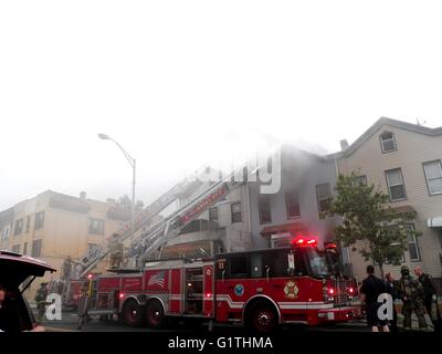 Jersey City. N.J. USA. 18. Mai 2016. -3 alarm Feuer ausbricht bei 410 Westseite Ave in Jersey City, New Jersey. Bildnachweis: Mark Apollo/Alamy Live-Nachrichten Stockfoto