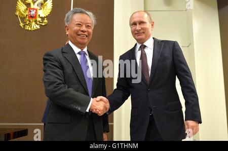 Moskau, Russland. 18. Mai 2016. Der russische Präsident Vladimir Putin begrüßt Präsident der asiatischen Infrastruktur Investment Bank Jin Liqun in der Residenz Bocharov Ruchei 18. Mai 2016 in Sotschi, Russland. Bildnachweis: Planetpix/Alamy Live-Nachrichten Stockfoto