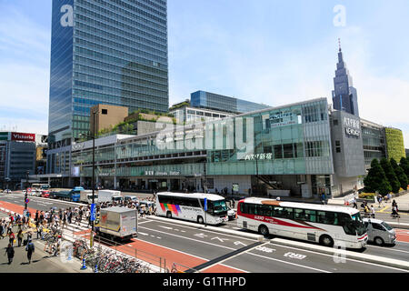 Eine Gesamtansicht der Shinjuku Expressway Busklemme auf 18. Mai 2016, Tokio, Japan. Der Busbahnhof ist der verkehrsreichsten Hub in Japan mit 118 Busunternehmen ca. 1.625 Fernverkehr an- und Abreise nach und von 39 verschiedenen Präfekturen pro Tag. Die Busklemme Shinjuku Expressway, auch bekannt als Busta Shinjuku, geöffnet für die Öffentlichkeit am 4. April 2016 und bietet Dienstleistungen für in- und ausländische Touristen in Japanisch, Englisch, Chinesisch und Koreanisch. © Rodrigo Reyes Marin/AFLO/Alamy Live-Nachrichten Stockfoto