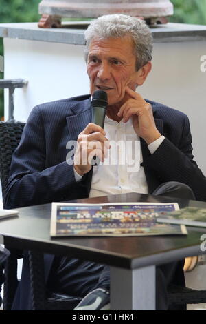 Neapel, Italien. 18. Mai 2016. Die Fußballer Beppe Savoldi, SSC Napoli Team Spieler aus den 70er Jahren in Neapel präsentiert das Buch "Lo Ziballone". © Salvatore Esposito/Pacific Press/Alamy Live-Nachrichten Stockfoto