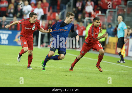 Toronto, Kanada. 18. Mai 2016. Daniel Lovitz (19) von Toronto FC kämpfen um den Ball gegen Patrick Mullins (14) von New York City FC in der MLS Spiel der regulären Saison zwischen Toronto und New York City FC statt im BMO Field in Toronto, Kanada am 18. Mai 2016. Bildnachweis: Cal Sport Media/Alamy Live-Nachrichten Stockfoto