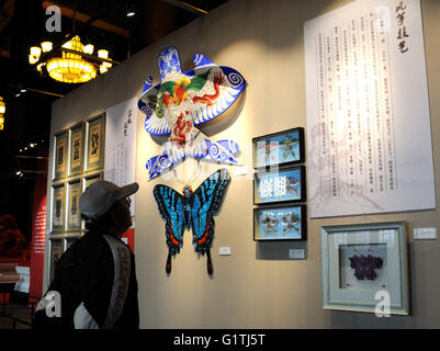 Peking, Peking, CHN, China. 13. Mai 2016. Peking, China - 13. Mai 2016: (Nur zur redaktionellen Verwendung. CHINA aus) lokales Kunsthandwerk '' acht Peking einzigartige Handwerk '' ist auf Ausstellung von 12 Mai bis 29. Mai in kaiserlichen Vorfahren Tempel Peking gibt es 9 Teile: jade Carving, Elfenbein-Schnitzerei, Lack, Cloisonne, Gold eingelegt, filigrane Mosaik, Palast Teppich, folk Carfts. Ausstellung sind mehr als 100 Werke aus mehr als 10 Meister. Handwerk-Ursprung in Liao und Jin-Dynastie, und gedeihen in Ming und Qing-Dynastie. © SIPA Asien/ZUMA Draht/Alamy Live-Nachrichten Stockfoto