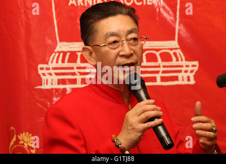 Kathmandu, Nepal. 18. Mai 2016. Chinesischer Schauspieler Liu Xiao Ling Tong, am bekanntesten für seine Rolle als Affenkönig spricht das Publikum bei der ersten Vorführung des beliebten chinesischen TV-Serie 'Xi Sie Ji"("Journey to the West"), 18. Mai 2016 in die nepalesische Sprache in Kathmandu, Nepal, synchronisiert. © Sunil Sharma/Xinhua/Alamy Live-Nachrichten Stockfoto