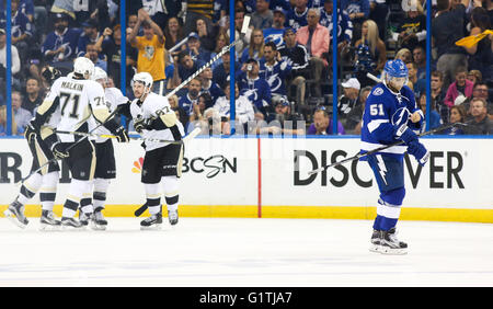 Tampa, Florida, USA. 18. Mai 2016. DIRK SHADD | Times.Tampa Bay Lightning Zentrum Valtteri Filppula (51) im Zentrum Schlittschuhe aus nach dem Tor von Pittsburgh Penguins Sidney Crosby (87) in der dritten Periode in Spiel drei der Eastern Conference Finals zwischen den Tampa Bay Lightning und die Pittsburgh Penguins in Amalie Arena in Tampa, Florida Mittwoch, 18. Mai 2016. © Dirk Shadd/Tampa Bay Times / ZUMA Draht/Alamy Live News Stockfoto