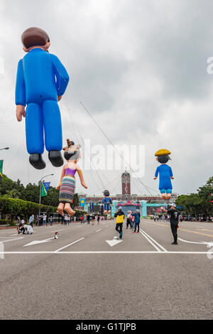 Große Menschen geformten Ballons schweben über Ketagalan Boulevard vor dem Presidential Office in Taipei, Taiwan, während der Proben am Tag vor der Amtseinführung Zeremonie am Freitag, 20. Mai 2016, Tsai Ing-Wen von der Demokratischen Fortschrittspartei, übernahm das Land die Präsidentschaft als der erste weibliche Präsident in der Geschichte des Landes. Stockfoto