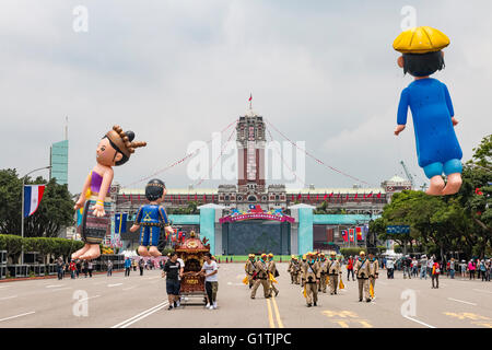 Große Menschen geformten Ballons schweben über Ketagalan Boulevard vor dem Presidential Office in Taipei, Taiwan, während der Proben am Tag vor der Amtseinführung Zeremonie am Freitag, 20. Mai 2016, Tsai Ing-Wen von der Demokratischen Fortschrittspartei, übernahm das Land die Präsidentschaft als der erste weibliche Präsident in der Geschichte des Landes. Stockfoto