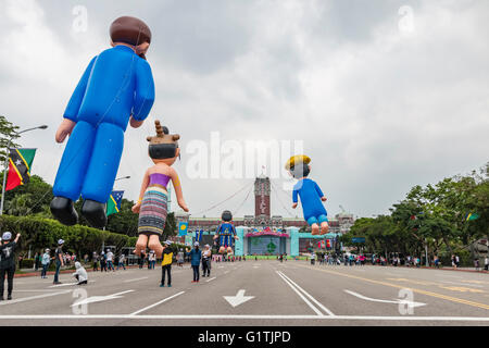 Große Menschen geformten Ballons schweben über Ketagalan Boulevard vor dem Presidential Office in Taipei, Taiwan, während der Proben am Tag vor der Amtseinführung Zeremonie am Freitag, 20. Mai 2016, Tsai Ing-Wen von der Demokratischen Fortschrittspartei, übernahm das Land die Präsidentschaft als der erste weibliche Präsident in der Geschichte des Landes. Stockfoto