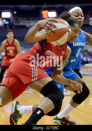 Washington, District Of Columbia, USA. 18. Mai 2016. Washington Mystics bewachen TAYLER HILL (4) Laufwerke gegen Dallas Flügel Garde ODYSSEY SIMS (0) in der ersten Hälfte im Verizon Center in Washington. © Chuck Myers/ZUMA Draht/Alamy Live-Nachrichten Stockfoto