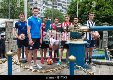 Hong Kong, China. 19. Mai 2016. HKFC Citi Soccer Sevens Pressekonferenz auf der historischen Noon Day Gun auf Victoria Harbour Hong Kong. Der Schuss Salut ist Hong Kong eine lange Tradition. Spieler L R-HKFC Gary Gheczy, Leicester City Elliott Moore, Aston Villa Khalid Abdo, West Ham Lewis Seite, Stoke City Lewis Banken, Wellington Phoenix Justin Gulley und Newcastle United Dan Barlaser. Bildnachweis: Jayne Russell/Alamy Live-Nachrichten Stockfoto