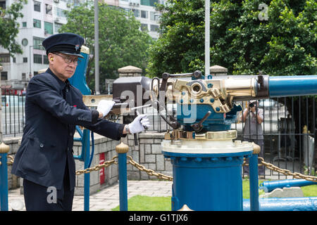 Hong Kong, China. 19. Mai 2016. HKFC Citi Soccer Sevens Pressekonferenz auf der historischen Noon Day Gun auf Victoria Harbour Hong Kong. Der Schuss Salut ist Hong Kong eine lange Tradition. Angestellter der Jardine Matheson, der Besitzer der Waffe, bereiten Sie für Leicester City Spieler Elliott Moore, abzudrücken. Bildnachweis: Jayne Russell/Alamy Live-Nachrichten Stockfoto