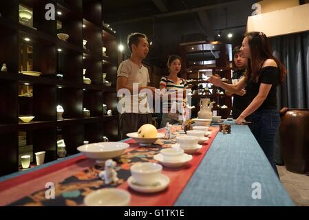 (160519)--Peking, 19. Mai 2016 (Xinhua)--Xie Zhenhua stellt die Geschichte der Baishe Brennofen für Gäste in Nanfeng Grafschaft, Osten Chinas Jiangxi Provinz, 18. Mai 2016. Xie Zhenhua, ein 1988 geborene Gradutate von keramischen Institute von Jingdezhen ist jetzt Besitzer eines Keramikwerkstatt, die vor allem in Baishe Brennofen Kultur und Baishe Brennofen Keramik Produkten beschäftigt sind. Baishe Brennofen, der einst eines der fünf berühmten Keramik-Brennöfen der Jiangxi Provinz während der Song-Dynastie (960-1279), viele berühmte Brennöfen von Jingdezhen, bekannt als Hauptstadt von China Porzellan wetteifern. Baishe Brennofen, jedoch endgültig Stockfoto