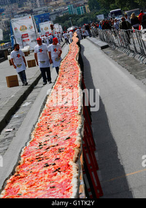 Neapel, Italien. 18. Mai 2016. Pizza-Hersteller versuchen, den Weltrekord für die längste Pizza der Welt auf die Küste von Neapel 18 zu brechen Mai 2016 zu machen, die 1,8 Kilometer von gebackene Holzofen-Pizza für die dienten: 2.000 kg Mehl, 1600 kg Tomaten, Mozzarella, 200 Liter Öl und 1500 Liter Wasser 2.000 kg. Bildnachweis: Agnfoto/Alamy Live-Nachrichten Stockfoto