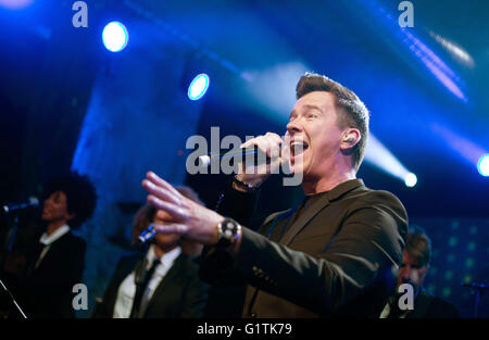 Britischer Sänger Rick Astley funktioniert auf der Bühne im SchwuZ in Berlin, Deutschland, 18. Mai 2016. Foto: Jörg CARSTENSEN/dpa Stockfoto