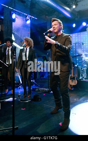 Britischer Sänger Rick Astley funktioniert auf der Bühne im SchwuZ in Berlin, Deutschland, 18. Mai 2016. Foto: Jörg CARSTENSEN/dpa Stockfoto