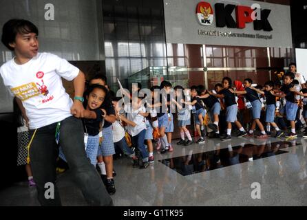 Jakarta, Indonesien. 19. Mai 2016. Indonesische Grundschüler beteiligen als Symbol zur Bekämpfung der Korruption zusammen während einer Anti-Korruption Bildungsprogramm an Indonesiens Korruption Beseitigung Kommission (KPK) in Jakarta, Indonesien, 19. Mai 2016 in einem Spiel mit den Händen auf die Schultern. Anti-Korruption Erziehung basiert auf der Überzeugung, dass es ein wesentlicher Bestandteil der Beseitigung von Korruption ist. Strafverfolgung als heilenden Prozess sollte parallel zu präventiven und konservierende Maßnahmen durchgeführt werden. Agung Kuncahya © B./Xinhua/Alamy Live-Nachrichten Stockfoto