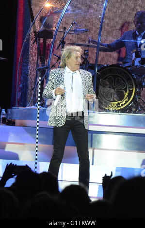 Rod Stewart spielt live auf der Bühne im ISS Dome am 17. Mai 2016 in Düsseldorf, Deutschland. | Verwendung Weltweit/Picture alliance Stockfoto