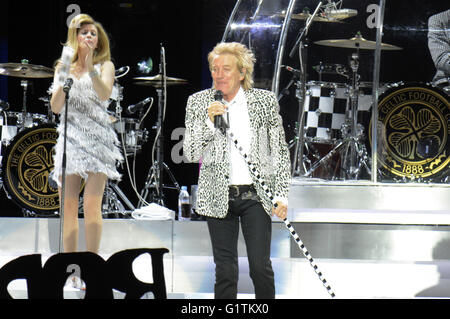 Rod Stewart spielt live auf der Bühne im ISS Dome am 17. Mai 2016 in Düsseldorf, Deutschland. | Verwendung Weltweit/Picture alliance Stockfoto