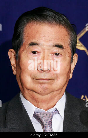 Shintaro Ishihara, ehemaliger Gouverneur von Tokio besucht eine Pressekonferenz im The Foreign Correspondents Club of Japan am 19. Mai 2016, Tokio, Japan. Die Politiker kritisiert Donald Trump Meinungen über die Sicherheitsbeziehungen zwischen den USA und Japan, und zeigte einen Brief, dass sie geschickt hatte, schwierig ihn zu diskutieren. Trumpf hat Japan auf die gesamte Rechnung zu bezahlen, für das hosting von US-Truppen auf dem Boden genannt. KAMEI fordert Präsident Obama für die Atombombe Angriffe gegen Japan im zweiten Weltkrieg entschuldigen, wenn er Hiroshima besucht. © Rodrigo Reyes Marin/AFLO/Alamy Live-Nachrichten Stockfoto