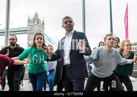 Rathaus, London, Mai 19. 2016. Bild: Bürgermeister von London Sadiq Khan stellt mit den Tänzern.  Der Bürgermeister von London Sadiq Khan tritt international gefeierten Choreografen Akram Khan und Londoner aus quer durch die Hauptstadt wie ihre Warm-ups im Rathaus für die internationalen großen Tanz versprechen.   Die Vorschau auf die Leistung vor der weltweit großen Tanzveranstaltung. Am Freitag 20. Mai nehmen mehr als 40.000 Mitarbeiter in 43 Ländern auf der ganzen Welt Teil im Tanz, die speziell von Akram Khan choreographiert worden ist. Bildnachweis: Paul Davey/Alamy Live-Nachrichten Stockfoto