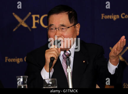 Tokio, Japan. 19. Mai 2016. Japanische Falken Politiker Shizuka Kamei, Unterhaus Gesetzgeber spricht auf einer Pressekonferenz am Foreign Correspondent Club of Japan in Tokio auf Donnerstag, 19. Mai 2016. Ehemaliger Tokyo Gouverneur Shintaro Ishihara und Kamei erwarten die Vereinigten Staaten Dialog mit Donald Trmp, republikanischer Kandidat für die US-Präsidentschaftswahl zu besuchen. © Yoshio Tsunoda/AFLO/Alamy Live-Nachrichten Stockfoto