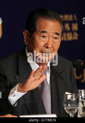 Tokio, Japan. 19. Mai 2016. Japanische Falken Politiker Shintaro Ishihara, ehemalige Gouverneur von Tokio spricht auf einer Pressekonferenz am Foreign Correspondent Club of Japan in Tokio auf Donnerstag, 19. Mai 2016. Ishihara und Shizuka Kamei, Unterhaus Gesetzgeber erwarten die Vereinigten Staaten um Dialog mit Donald Trmp, republikanischer Kandidat für die US-Präsidentschaftswahl zu besuchen. © Yoshio Tsunoda/AFLO/Alamy Live-Nachrichten Stockfoto