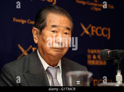 Tokio, Japan. 19. Mai 2016. Japanische Falken Politiker Shintaro Ishihara, ehemalige Gouverneur von Tokio spricht auf einer Pressekonferenz am Foreign Correspondent Club of Japan in Tokio auf Donnerstag, 19. Mai 2016. Ishihara und Shizuka Kamei, Unterhaus Gesetzgeber erwarten die Vereinigten Staaten um Dialog mit Donald Trmp, republikanischer Kandidat für die US-Präsidentschaftswahl zu besuchen. © Yoshio Tsunoda/AFLO/Alamy Live-Nachrichten Stockfoto