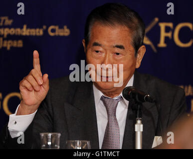 Tokio, Japan. 19. Mai 2016. Japanische Falken Politiker Shintaro Ishihara, ehemalige Gouverneur von Tokio spricht auf einer Pressekonferenz am Foreign Correspondent Club of Japan in Tokio auf Donnerstag, 19. Mai 2016. Ishihara und Shizuka Kamei, Unterhaus Gesetzgeber erwarten die Vereinigten Staaten um Dialog mit Donald Trmp, republikanischer Kandidat für die US-Präsidentschaftswahl zu besuchen. © Yoshio Tsunoda/AFLO/Alamy Live-Nachrichten Stockfoto