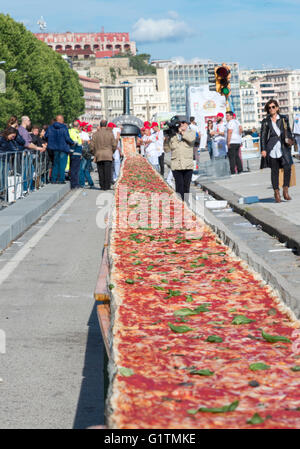 Neapel, Italien. 18. Mai 2016. Kredit-250 Pizzabäcker aus der ganzen Welt in Naples Beat den Guinness-Weltrekord für lange Pizza Margherita ca. 2 Km am Mai 18, 2016 in Neapel: Vincenzo de Bernardo/Alamy Live-Nachrichten Stockfoto