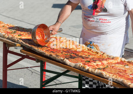 Neapel, Italien. 18. Mai 2016. Kredit-250 Pizzabäcker aus der ganzen Welt in Naples Beat den Guinness-Weltrekord für lange Pizza Margherita ca. 2 Km am Mai 18, 2016 in Neapel: Vincenzo de Bernardo/Alamy Live-Nachrichten Stockfoto