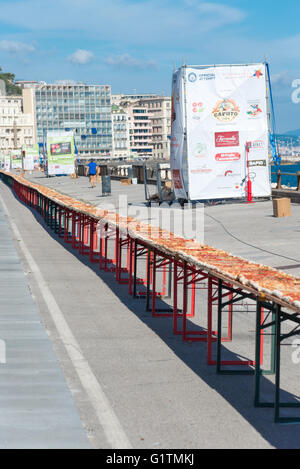 Neapel, Italien. 18. Mai 2016. Kredit-250 Pizzabäcker aus der ganzen Welt in Naples Beat den Guinness-Weltrekord für lange Pizza Margherita ca. 2 Km am Mai 18, 2016 in Neapel: Vincenzo de Bernardo/Alamy Live-Nachrichten Stockfoto