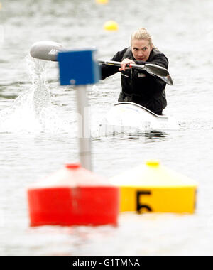 Duisburg, Deutschland. 19. Mai 2016. Deutschlands Edina Müller auf ihrem Weg um die Frauen zu gewinnen ist KL1 200-Meter-Finale bei den Paracanoe Weltmeisterschaften in Duisburg, Deutschland, 19. Mai 2016. Foto: ROLAND WEIHRAUCH/Dpa/Alamy Live News Stockfoto