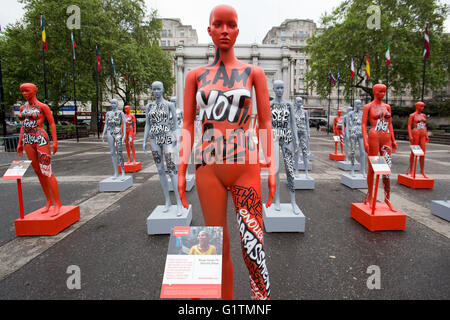 London, UK. 19. Mai 2016. Action Aid International Safe Cities für Frauen-Tag am Marble Arch, mit einer interaktiven Ausstellung mit einer Gruppe von 30 Schaufensterpuppen am 19. Mai 2016 in London, Vereinigtes Königreich. Ein Drittel der Figuren in der Installation enthalten wird markiert in rot, eine von drei Frauen vertreten, die Gewalt in ihren Lebenszeiten zu erleben. Aber hinter jede Statistik ist eine echte Frau, und an jeder Puppe sind Zitate von Frauen auf der ganzen Welt erzählen ihre Geschichten. Bildnachweis: Adam Murphy/Alamy Live-Nachrichten Stockfoto